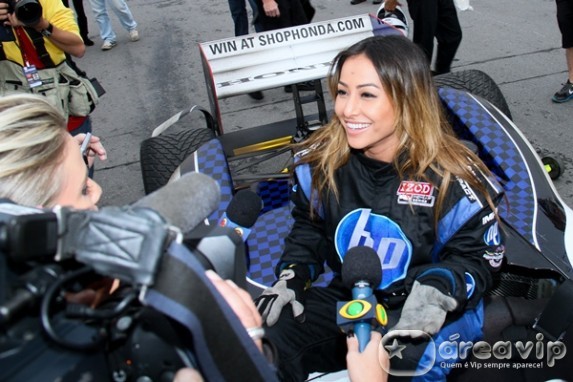 Sabrina Sato visita boxes e anda na pista da Indy