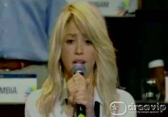 Shakira erra hino nacional colombiano – Veja!