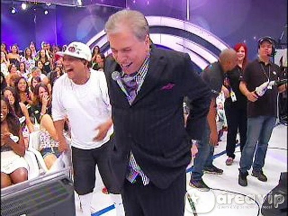 Silvio Santos paga mico e quase perde as calças em gravação