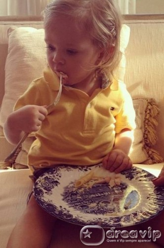 Adriane Galisteu posta foto de almoço de Páscoa de Vittorio