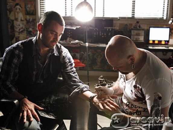 Amor Eterno Amor - Fernando tatua M de Miriam na palma da mão