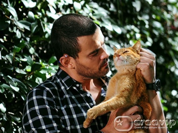Amor Eterno Amor - Fernando tenta matar gato do Barão