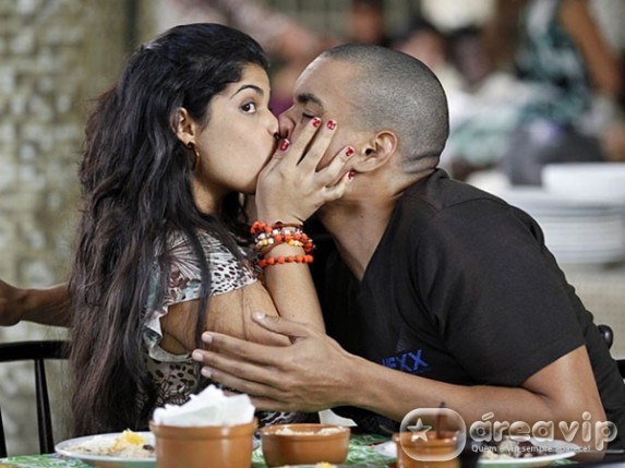 Amor Eterno Amor - Gracinha não tira o olho de Pedro ao beijar Jair