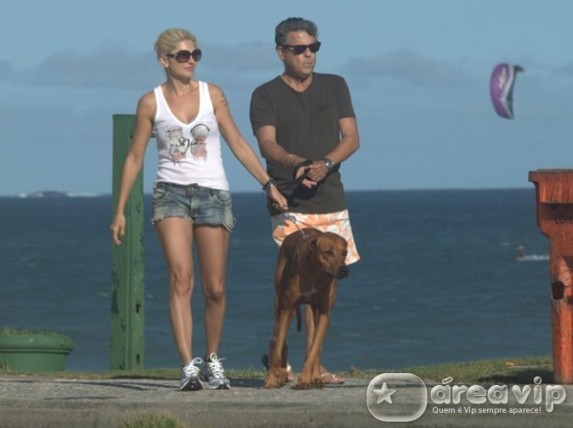 Marcos Paulo e Antônia Fontenelle passeiam em praia do Rio