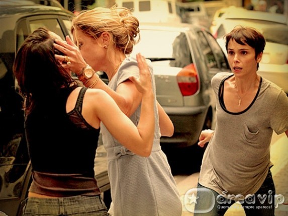 Avenida Brasil - Betania se passa por Rita e apanha de Carminha