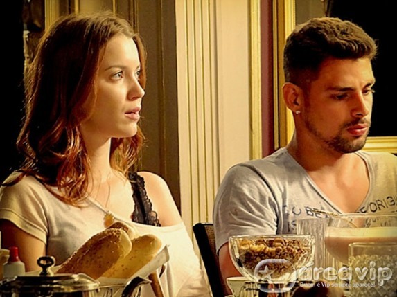 Avenida Brasil - Debora e Jorginho ficam cara a cara com Nina