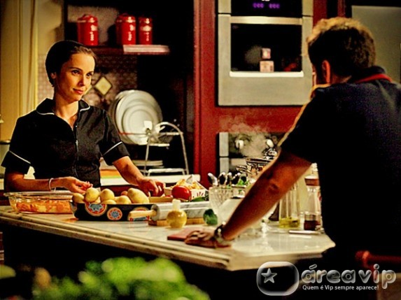 Avenida Brasil - Nina enche Tufao de elogios e o deixa cada vez mais encantado