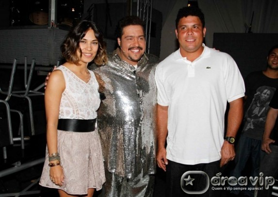 Ronaldo e Bia Antony assistem a musical sobre Tim Maia