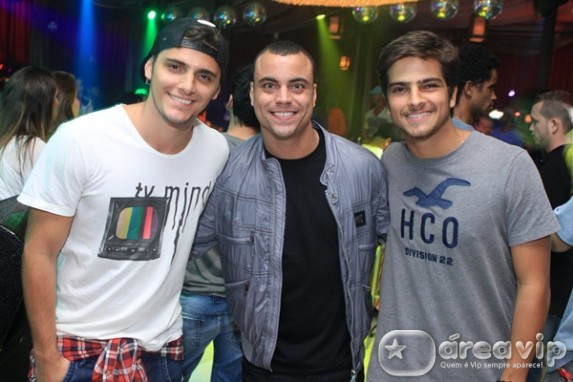 Bruno Gissoni e Bernardo Mesquita curtem show em boate carioca