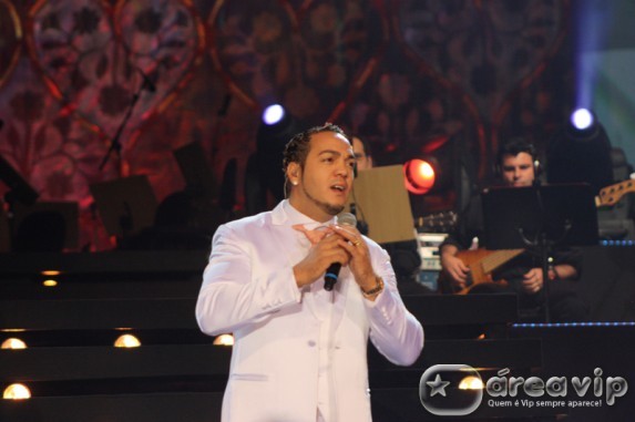 Belo dá o cano em Raul Gil e ainda implica com o filho dele