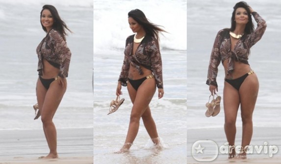 Carol Nakamura posa para ensaio em praia