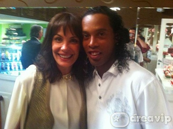 Carolina Ferraz posta foto com Ronaldinho Gaúcho