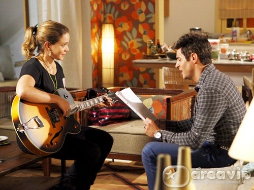 Cheias de Charme - Fabian se encanta com a musica de Rosario