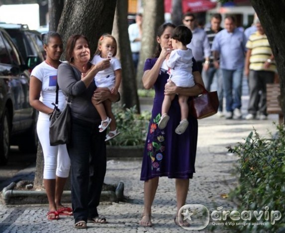 Claudia Mauro passeia com os filhos