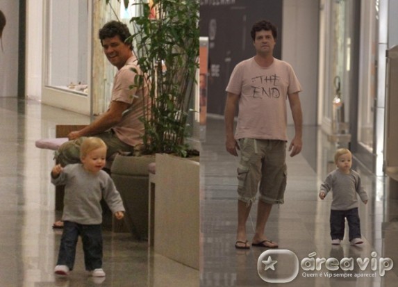 Felipe Camargo passeia com o filho em shopping