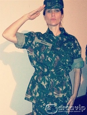 Flávia Alessandra posta foto vestida de militar