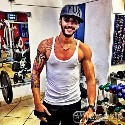 Gusttavo Lima posta foto treinando na academia