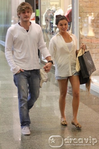 Isis Valverde e o namorado