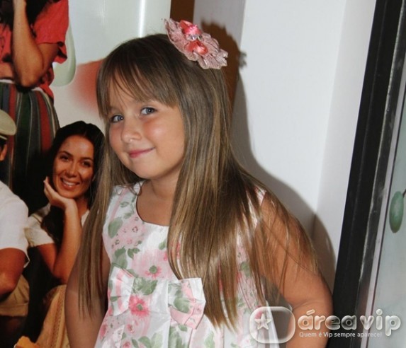 Jesuela Moro assina contrato com a Globo