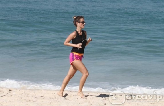 Juliana Didone corre em praia carioca