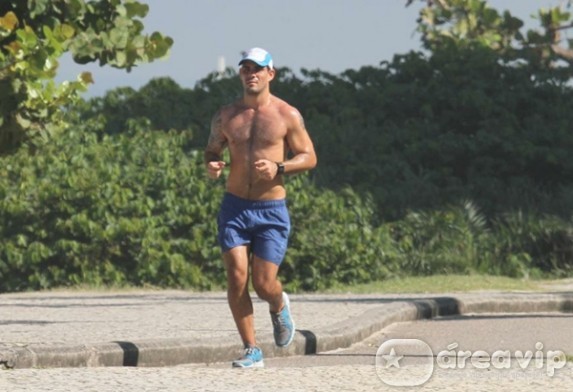 Sem camisa, Juliano Cazarré mostra boa forma durante corrida