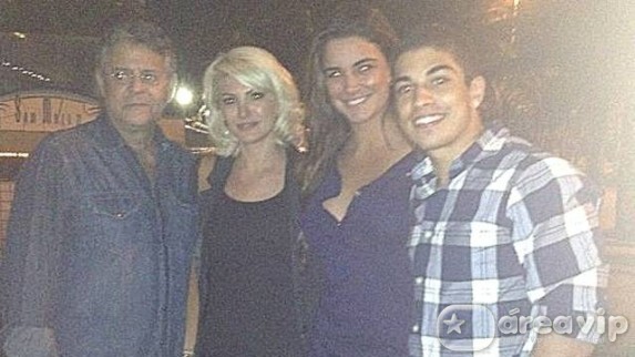 Laisa e Douglas com o casal Marcos Paulo e Antonia Fontenelle