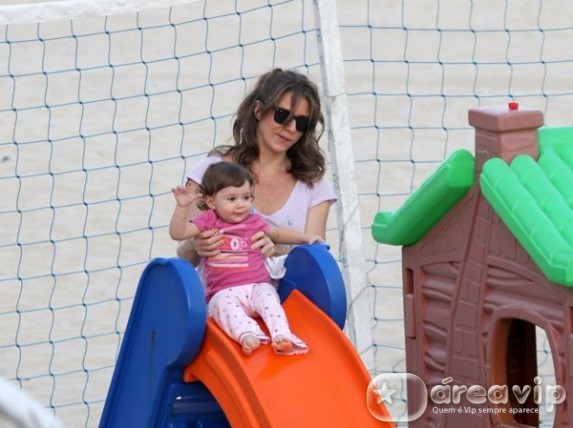 Letícia Spiller leva a filha para brincar em praia no Rio