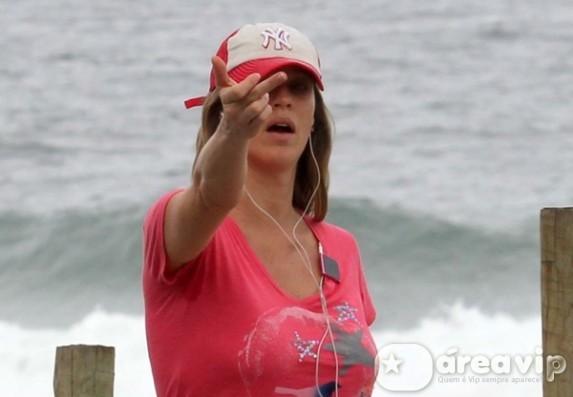 Luana Piovani faz gesto obsceno para fotógrafo