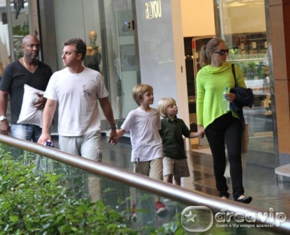 Angélica e Luciano Huck passeiam com os filhos em shopping