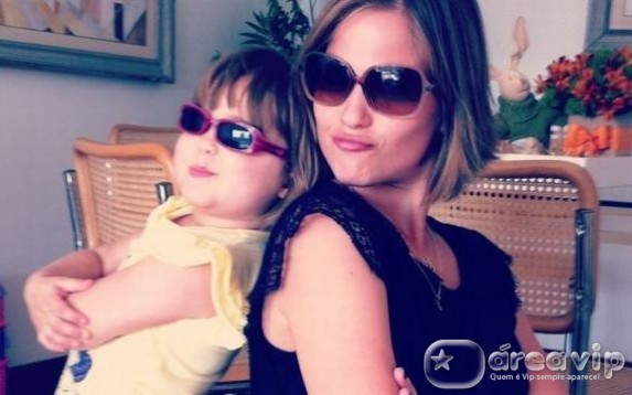 Luiza Valdetaro diz que filha passa bem após segundo bloco de quimioterapia