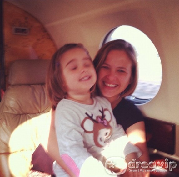 Luiza Valdetaro conta no Twitter que filha voltou para casa