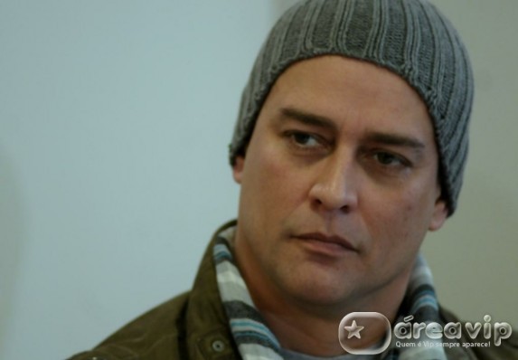 Marcello Antony dá piti e grita em lançamento de peça