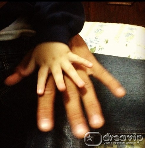Neymar posta foto da mãozinha do filho
