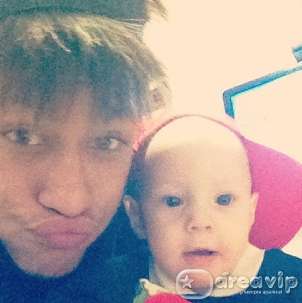 Neymar posta foto com o filho
