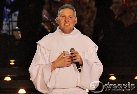 Ratinho recebe Padre Marcelo Rossi em seu programa