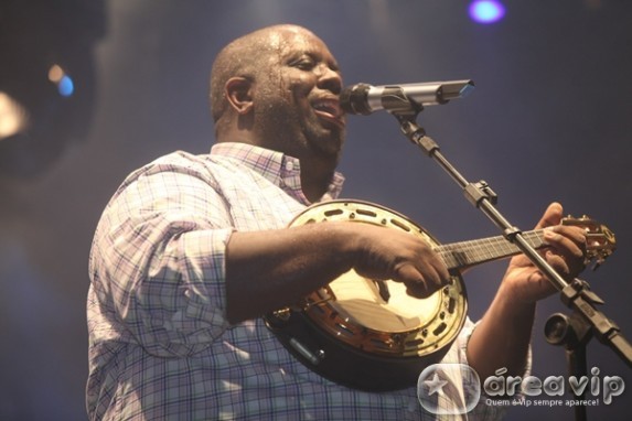 Cantor Péricles desmaia e vai parar no hospital