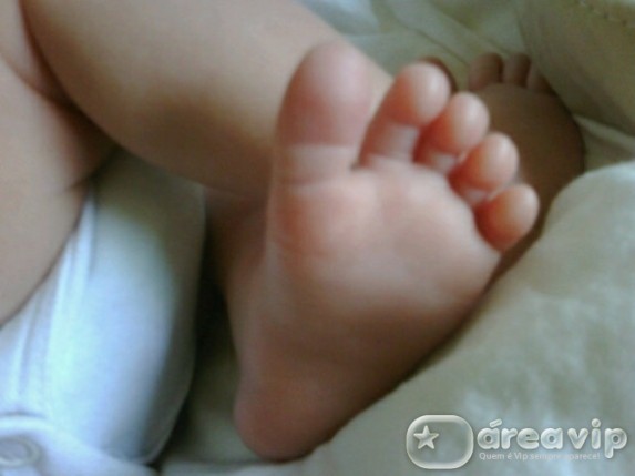 Priscila Pires mostra foto do pezinho de seu filho no Twitter