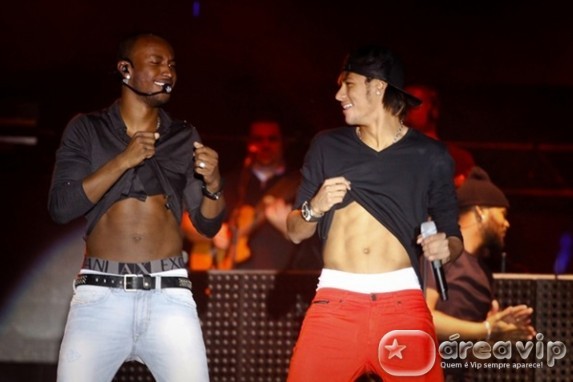 Neymar e Thiaguinho mostram suas cuecas em show