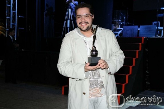 Tiago Abravanel leva três estatuetas em premiação no Rio