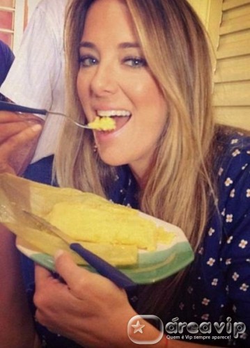 Ticiane Pinheiro posta foto comendo pamonha