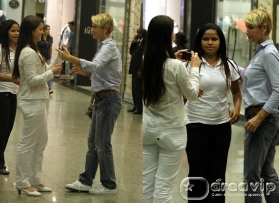 Xuxa é tietada por fãs em shopping
