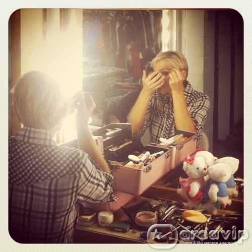 Xuxa posta foto se preparando para gravação
