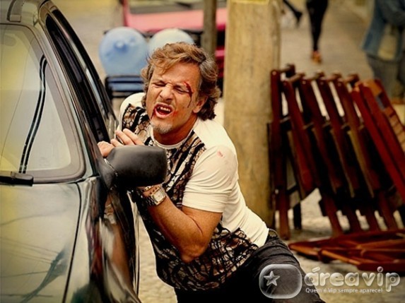 Avenida Brasil - Max leva uma surra