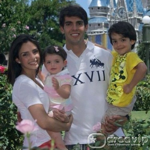 Carol Celico, mulher de Kaká posta foto das férias em família