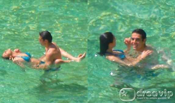 Kaká é flagrado em clima romântico com a mulher em praia