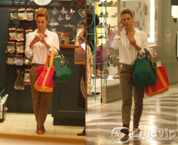 Carolina Dieckmann passeia em shopping do Rio