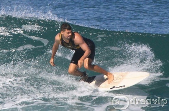 Cauã Reymond surfa em praia do Rio de Janeiro