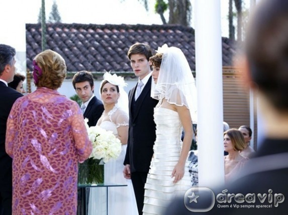 Cheias de Charme - Cida deixa Conrado tonto na hora do sim