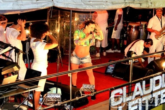 Grávida, Claudia Leitte exibe barrigão em show