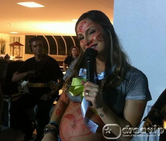 Claudia Leitte faz chá de bebê na casa de Ana Hickmann e irrita Galisteu